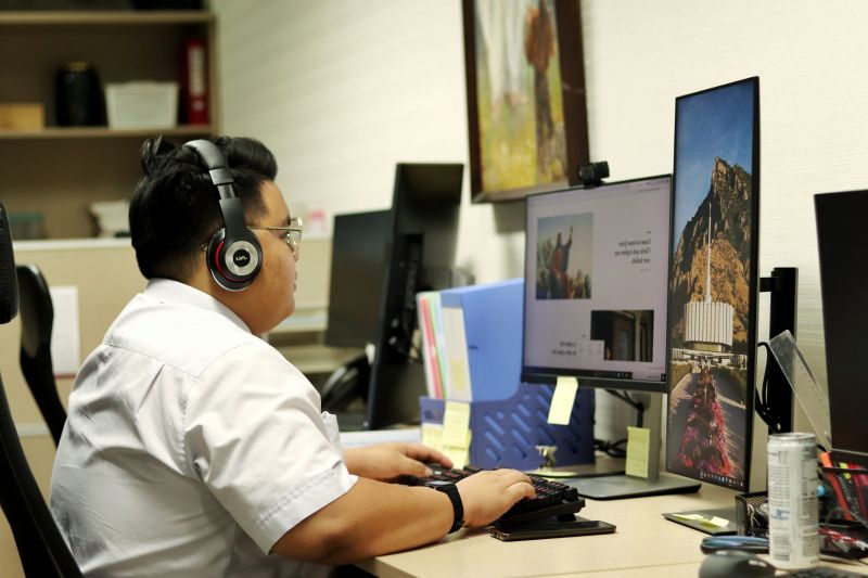 Một người đàn ông học về phúc âm của Chúa Giê Su Ky Tô trên máy tính