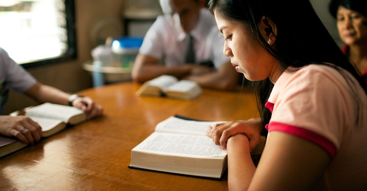 Cô gái đọc Sách Mặc Môn